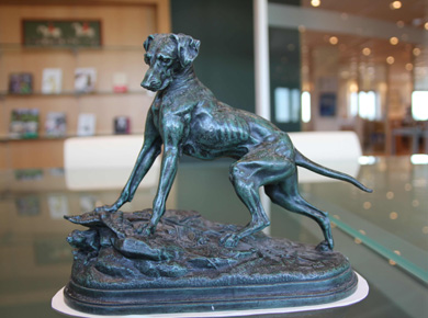 Statue de chien en bronze